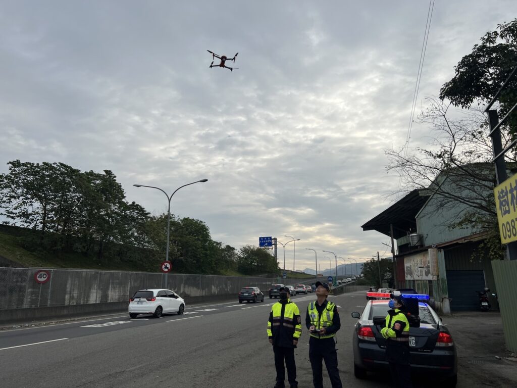 樹林警分局首次透過運用科技無人機制高、俯視即時監控、空中路況查報工作加速警力到場疏處,讓交通更為順暢