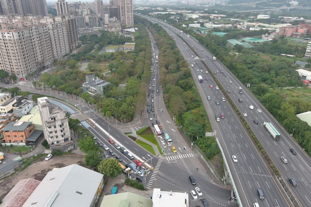 樹林警分局首次透過運用科技無人機制高、俯視即時監控、空中路況查報工作加速警力到場疏處,讓交通更為順暢