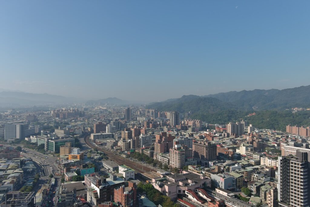 樹林警分局首次透過運用科技無人機制高、俯視即時監控、空中路況查報工作加速警力到場疏處,讓交通更為順暢