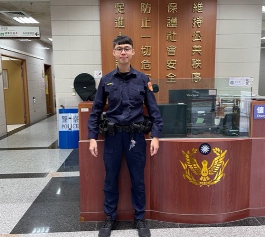 士林分局文林派出所警員黃柏諺接獲攔阻詐騙案件，以實務經驗宣導反詐騙，積極阻止民眾受騙，順利保住民眾財產