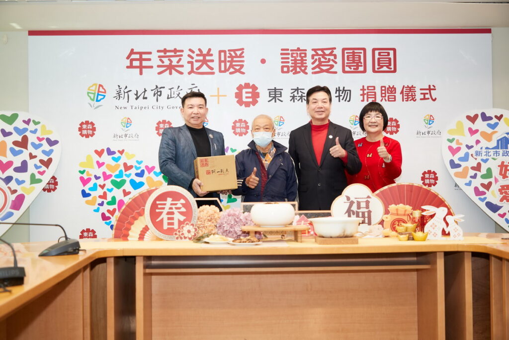 ▲東森購物總經理彭鴻珷將佛跳牆年菜致贈給受贈家戶代表蔡先生。(圖/東森購物提供)