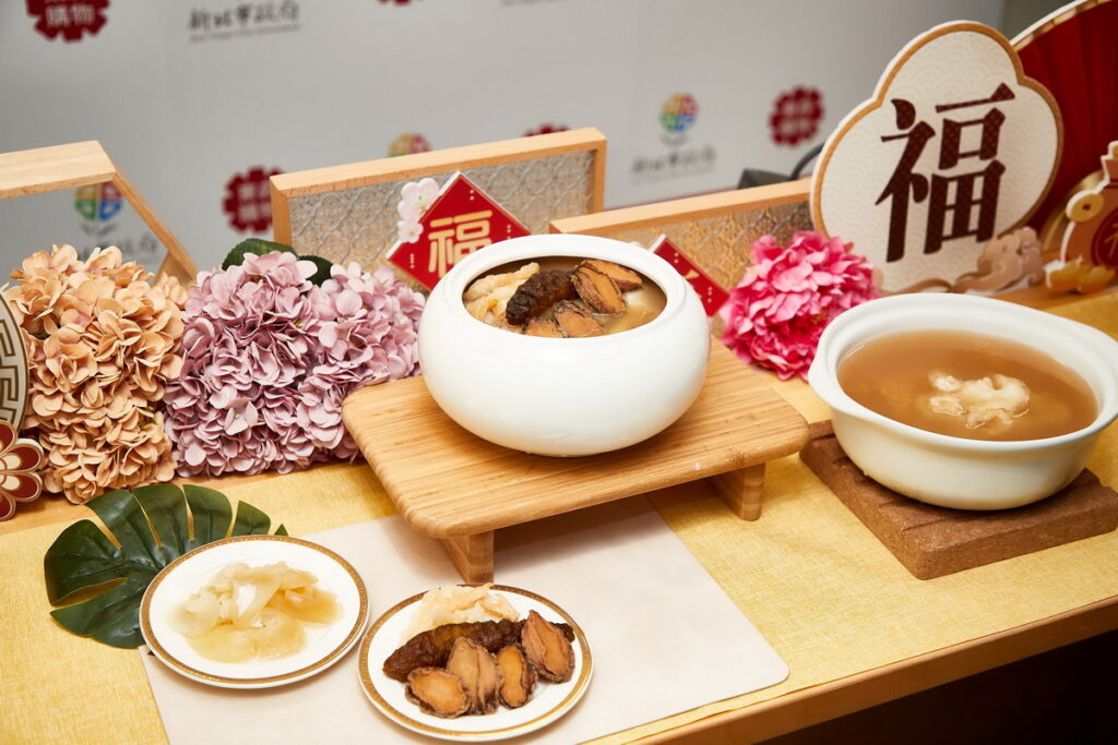 ▲東森購物挑選年菜組合中必備的佛跳牆,捐出500份「東森嚴選阿一鮑翅參肚頂湯佛跳牆豪華組」給新北市社會局,替弱勢家庭年節加菜。(圖/東森購物提供)