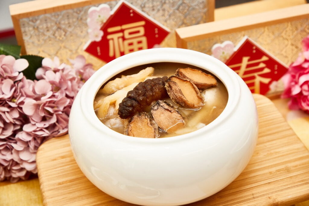 ▲東森購物挑選年菜組合中必備的佛跳牆,捐出500份「東森嚴選阿一鮑翅參肚頂湯佛跳牆豪華組」給新北市社會局,替弱勢家庭年節加菜。(圖/東森購物提供)