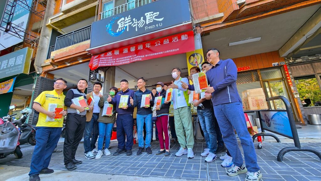 「鮮物配」揪在地各行業老闆在自家店面做公益！19日下午二點前，現做的年菜已全數贈送一空，僅剩香米。（圖/陳惠玲攝影）
