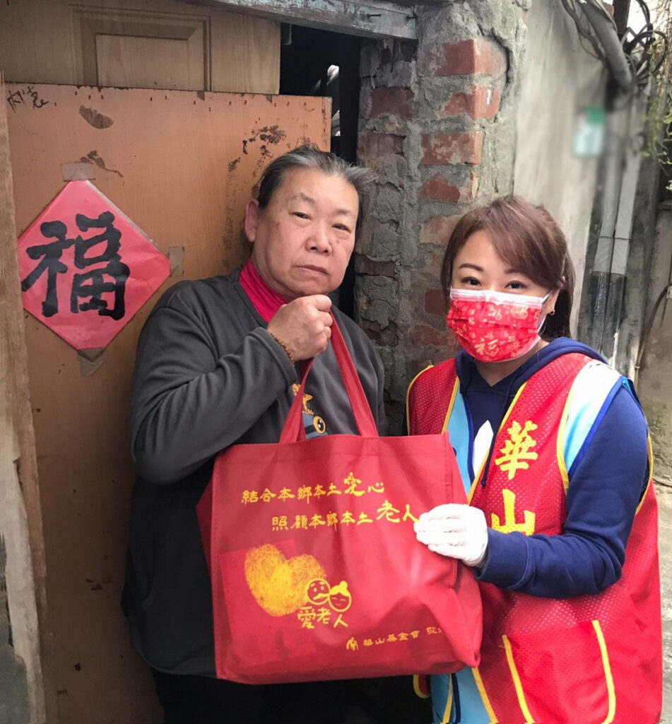 華山基金會年前由全台站長偕同義工，送上暖心年菜至長輩家中。