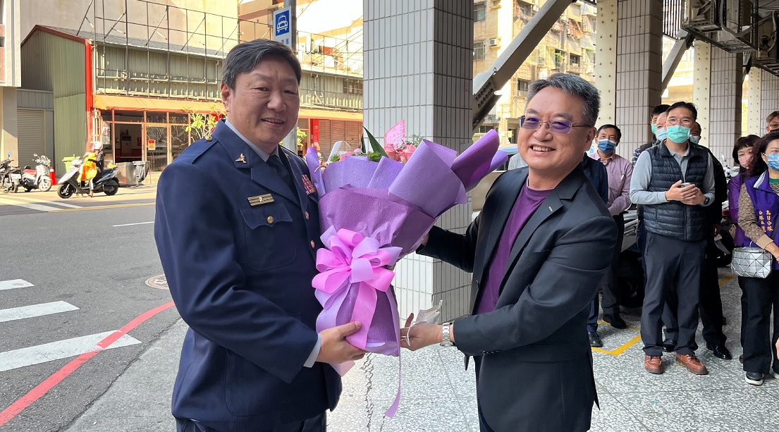 ▲ 第三分局警友辦事處主任特地前來迎接分局長吳銘淵到任 (圖/台中市警察局 提供)