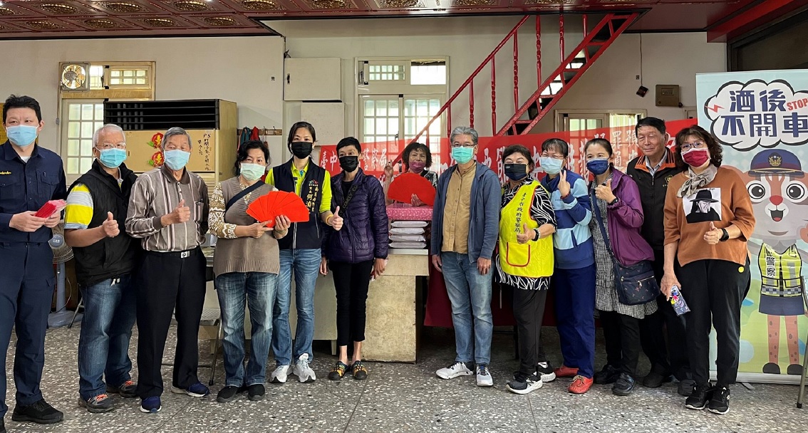 ▲中市南區南門里舉辦寒冬送暖活動,正義派出所員警共襄盛舉 (圖/台中市警察局 提供)