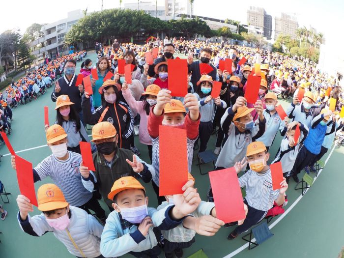 歲末祝福 和東國小送全校1400多名師生紅包