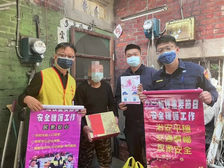 彰警彰化分局長王國峯、副分局長李四川、天峰慈善會會長蔡宏仁等前往慰問貧困家庭計73戶並致贈慰問金。(圖/記者謝榮浤翻攝)