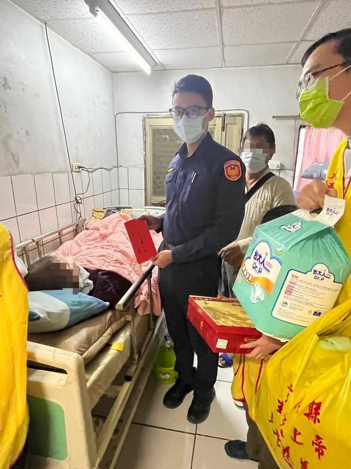 彰警彰化分局長王國峯、天峰慈善會會長蔡宏仁等前往慰問貧困家庭計73戶並致贈慰問金。(圖/記者謝榮浤翻攝)