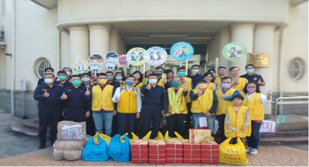 彰警彰化分局長王國峯、副分局長李四川、天峰慈善會會長蔡宏仁等前往慰問貧困家庭計73戶並致贈慰問金。(圖/記者謝榮浤翻攝)
