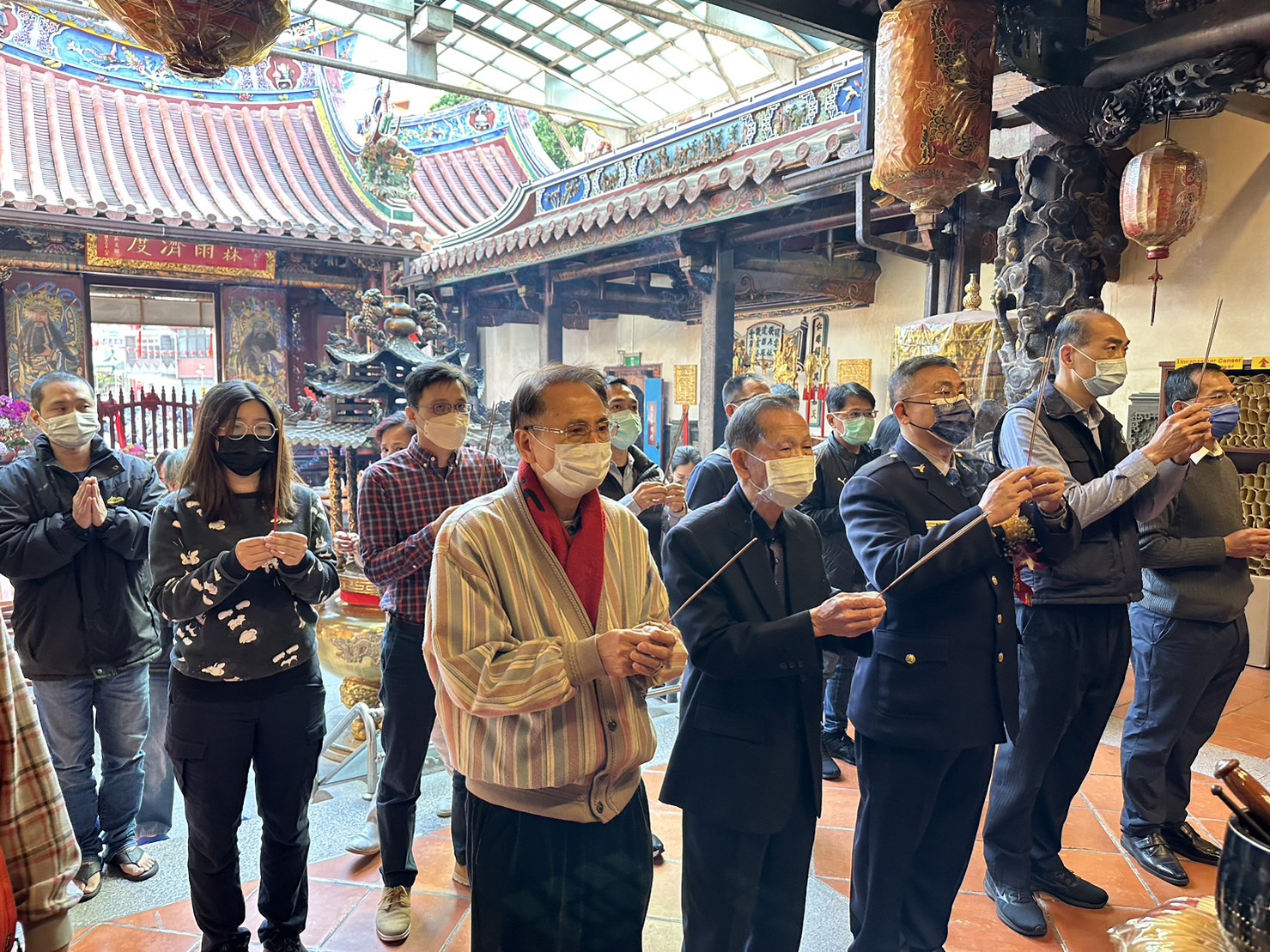 中市警四分局長李建興偕同第四辦事處江敏賢主任等,前往參拜祈求所屬同仁及市民平安順利。(圖/記者謝榮浤翻攝)