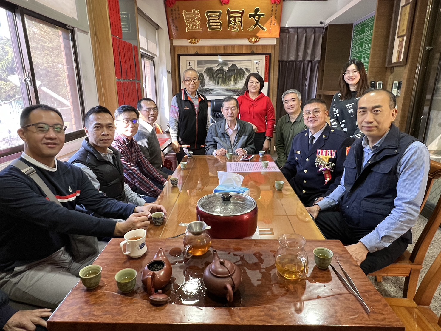 中市警四分局長李建興前往拜訪地方重要人士。(圖/記者謝榮浤翻攝)