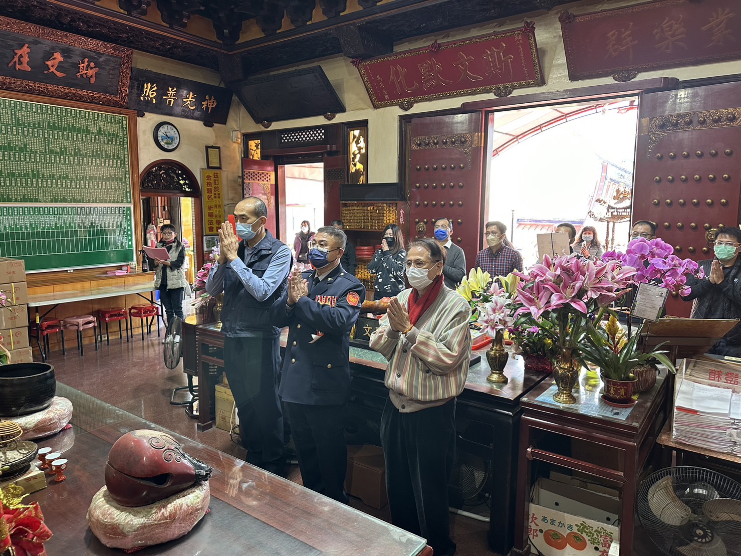 中市警四分局長李建興率單位主管前往參拜合影祈求所屬同仁平安順利。(圖/記者謝榮浤翻攝)