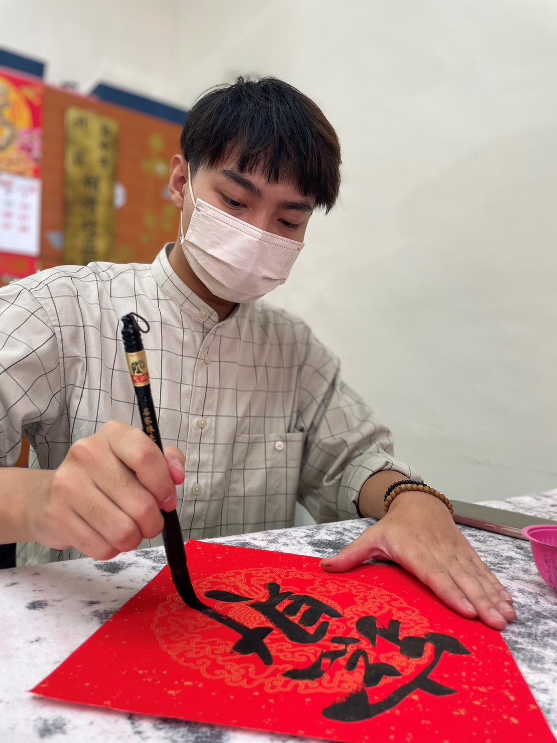 臺中北區賴厝里辦公室及賴厝社區發展協會共同主辦「賴厝傳統年糕技藝傳承暨新春揮毫」活動,衡宣生技企業呂承穎先生義助揮毫。(圖/賴厝社區發展協會提供)