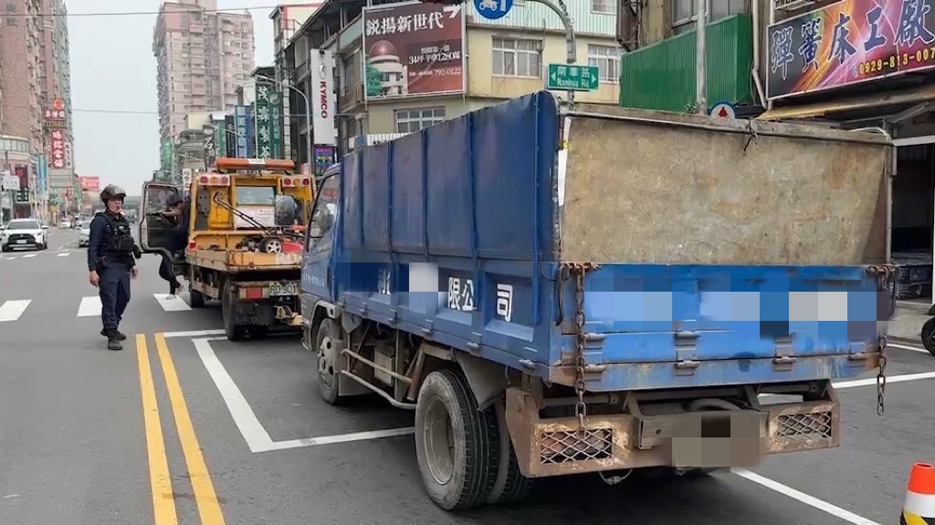 車輛拋錨警急排除又疏導助交通順暢