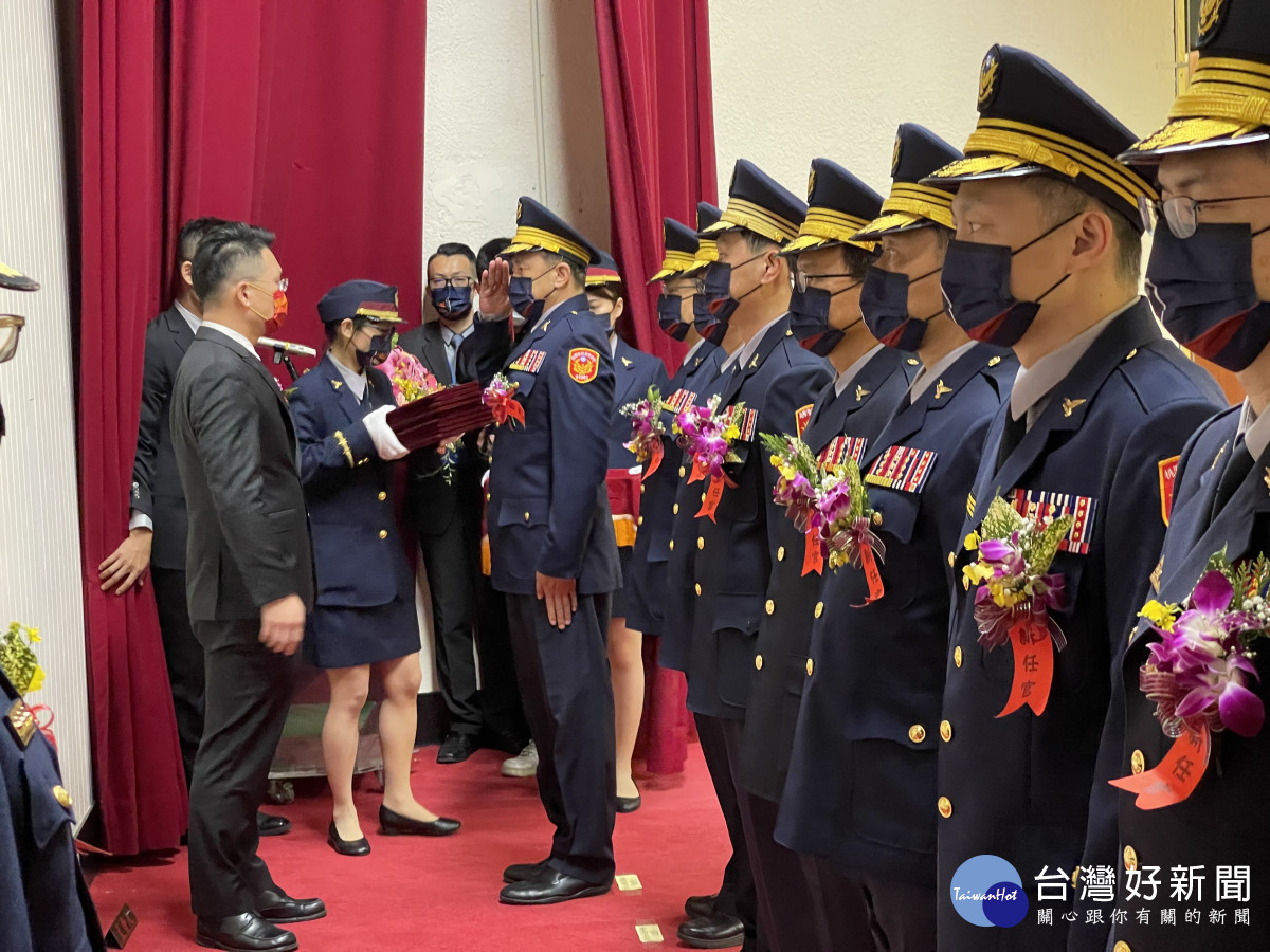 蘇俊賓副市長主持桃市府警察局新、卸任分局長及大隊長聯合交接典禮。<br /><br /> <br /><br /> 