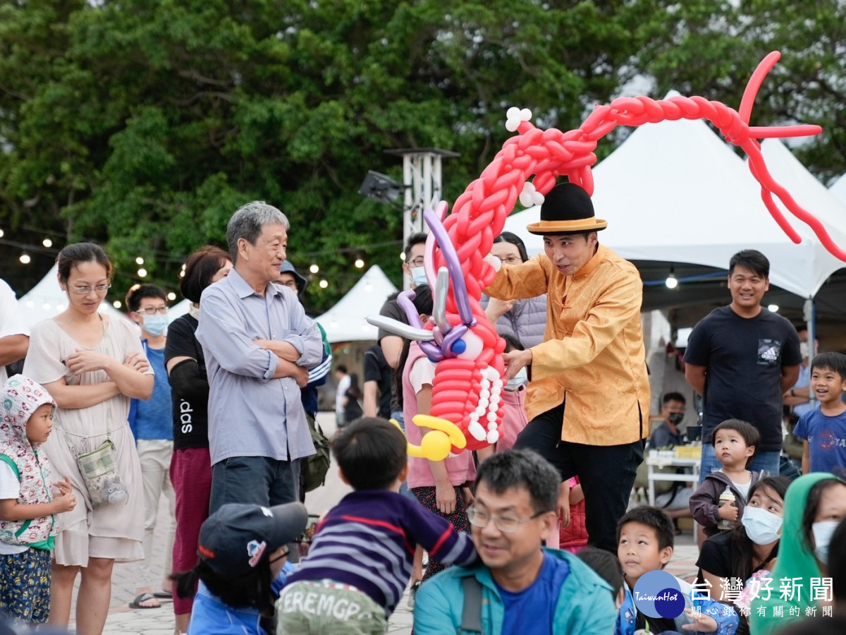 初三至初八(0124-0129)每天下午2時30分帶給民眾不一樣的精彩街藝演出「愛秀兔」