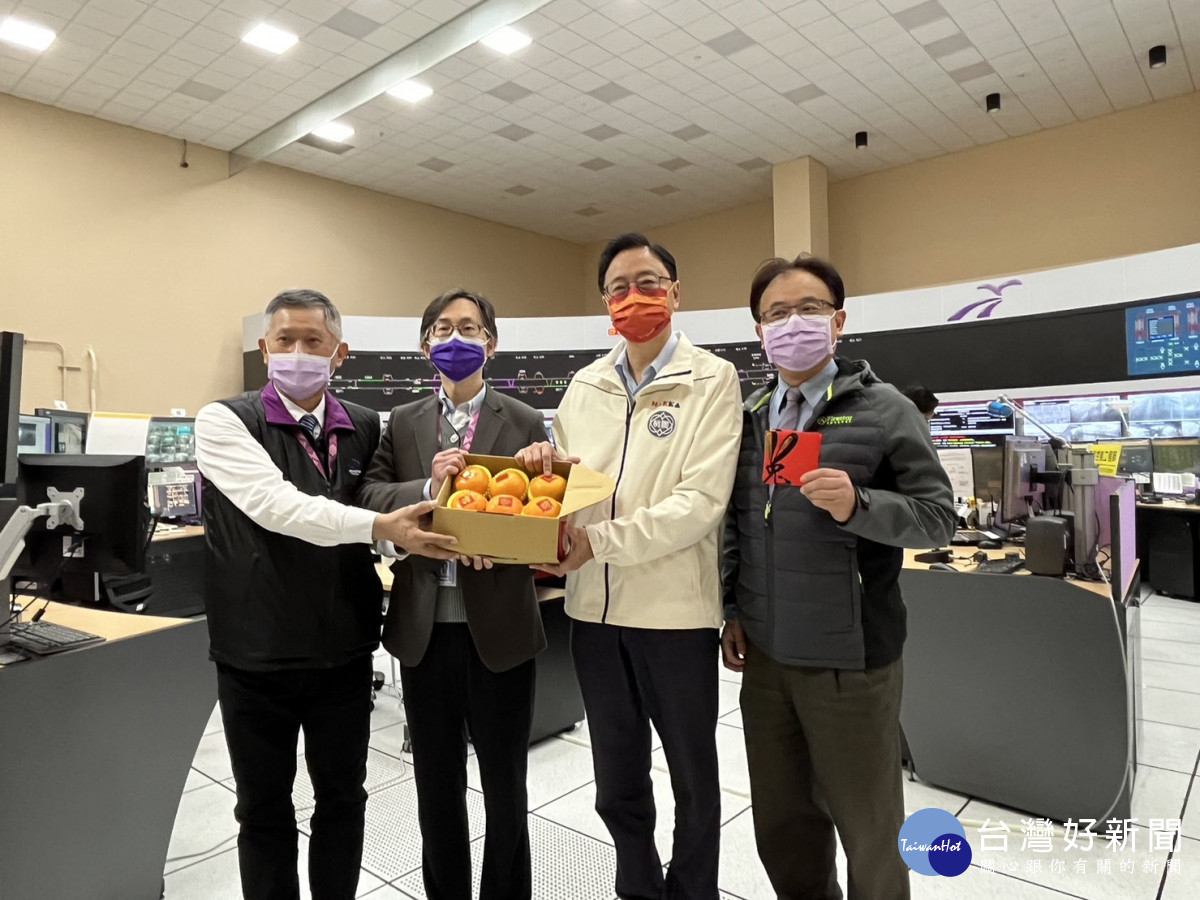 桃園市長張善政以水果、點心慰問感謝同仁春節期間犧牲與家人團聚的時間,讓民眾返鄉安心過年。<br /><br /> <br /><br />