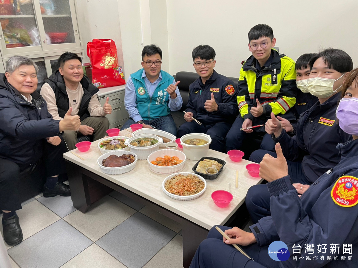 桃園市議員楊家俍感謝平鎮警分局員警的辛勞，特別在農曆春節期間每天幫警察同仁加菜。​