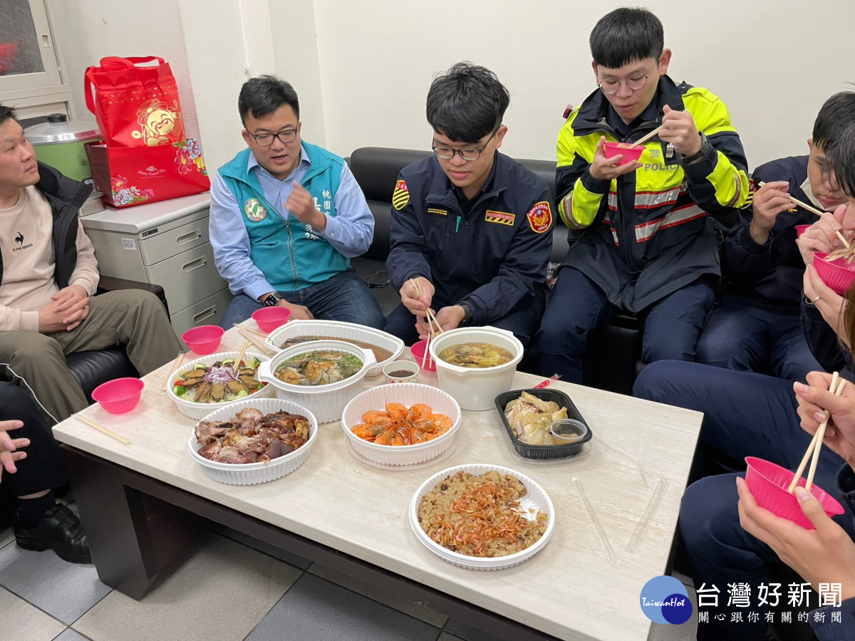 桃園市議員楊家俍感謝平鎮警分局員警的辛勞,特別在農曆春節期間每天幫警察同仁加菜。