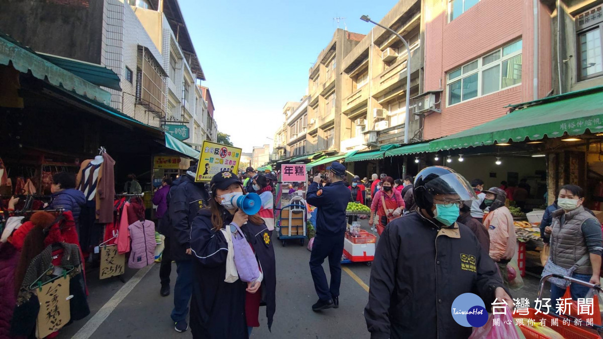 龍潭警傳統市場發錢母,反詐防竊宣導團出發。