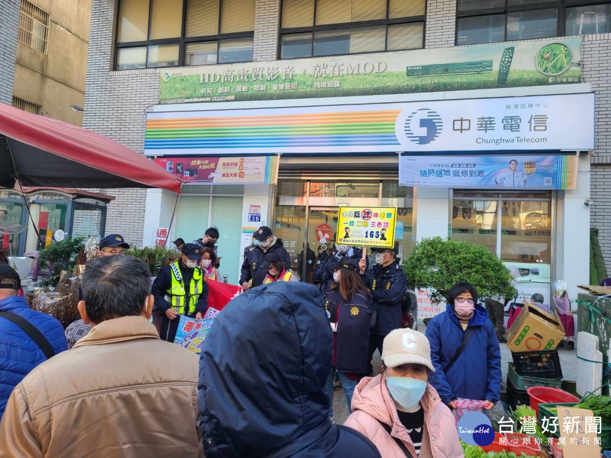 龍潭警傳統市場發錢母,反詐防竊宣導團出發。