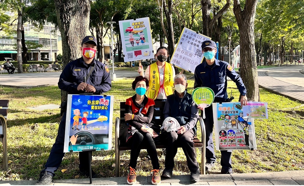 ▲中警三分局立德所員警及志工於大智公園向長者們宣導交安常識 (圖/台中市警察局 提供)