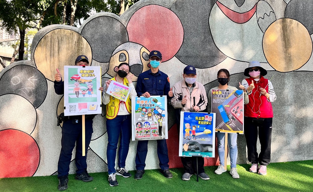 ▲中警三分局立德所員警及志工於大智公園向長者們宣導交安常識 (圖/台中市警察局 提供)
