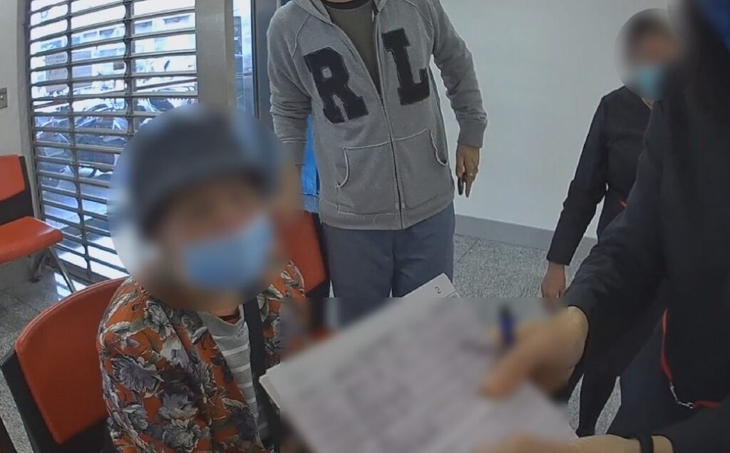 ▲79歲陳姓婦人遭到「假檢警」詐騙,真警察出動解圍 (圖/台中市警察局 提供)