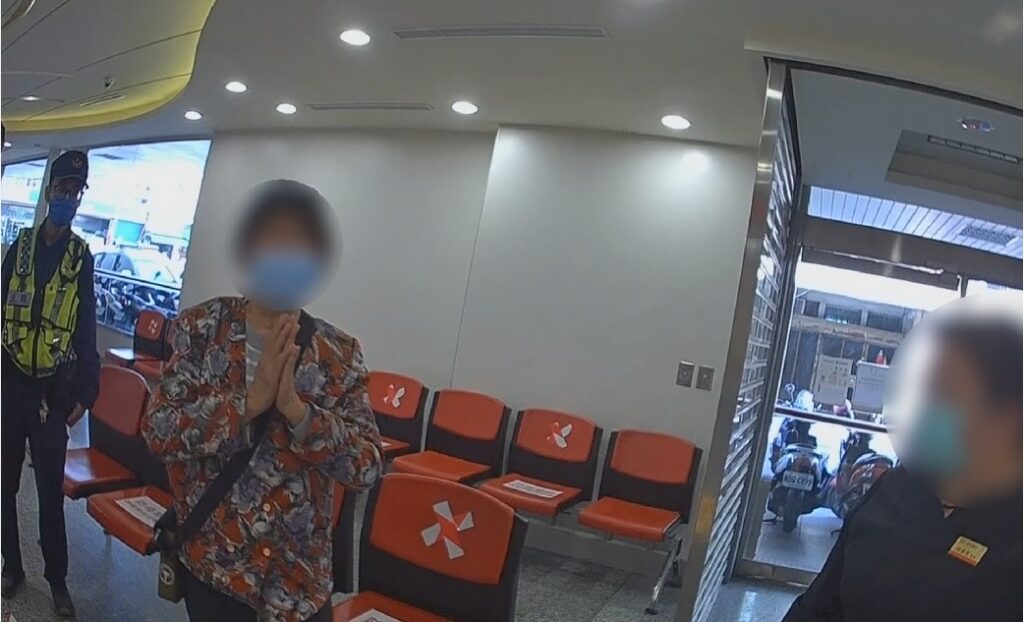 ▲ 聽完自己涉案原來是詐騙,老婦鬆了一口氣感謝員警與行員 (圖/台中市警察局 提供)