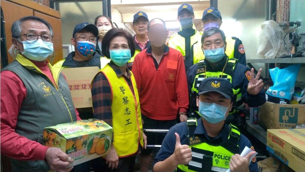 ▲獨居的前民防隊員因中風而艱辛度日,合作所員警及民防隊員年前送暖關心 (圖/台中市警察局 提供)
