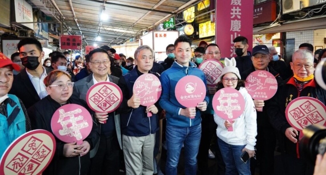 小年夜前往艋舺商圈年貨大街拜年   蔣萬安直誇艋舺美食就是讚！