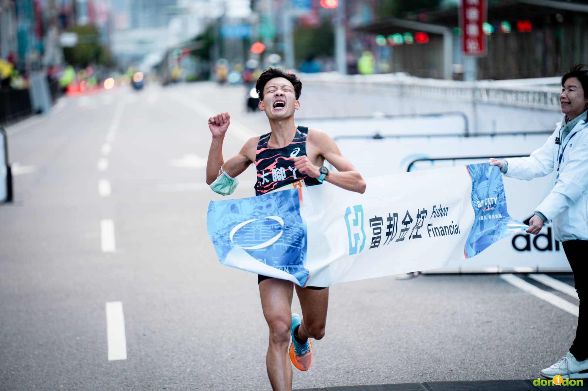 周賢峰,綽號「小腿峰」,小腿峰稱號的由來是因為比賽經常鐵腿,與隊友之間開玩笑自己是「小鐵腿」,後來把腿改成峰,感覺比較有自己的特色。