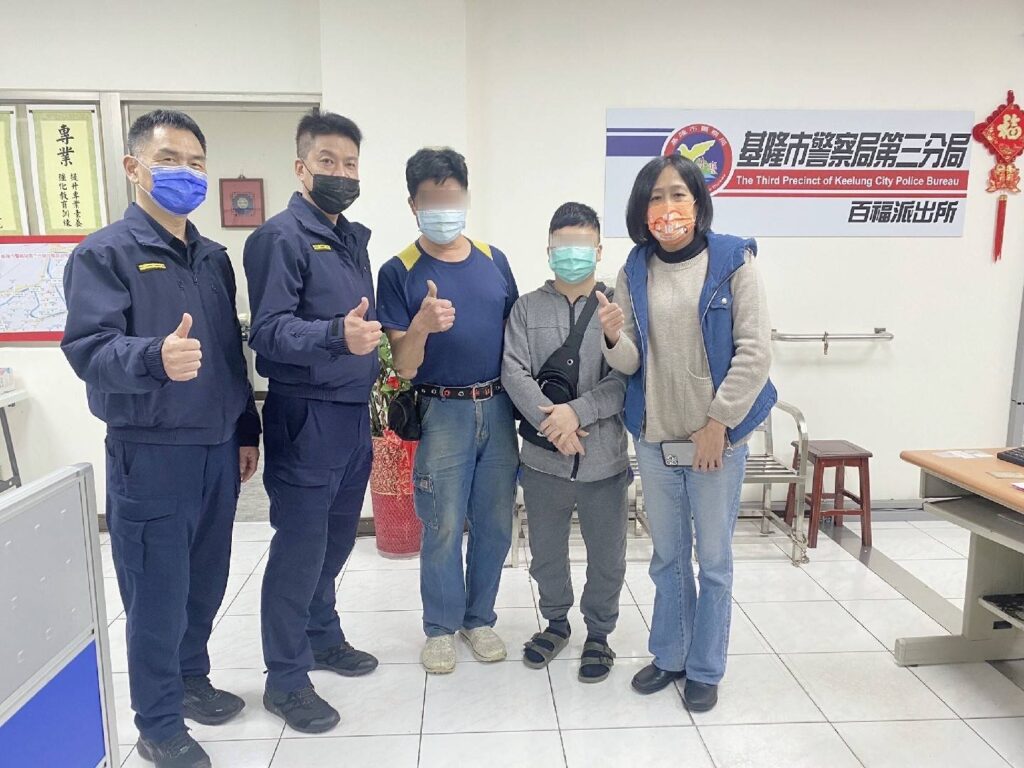 失主驚喜萬分眼眶泛紅感謝郭姓民眾拾金不昧交給警方