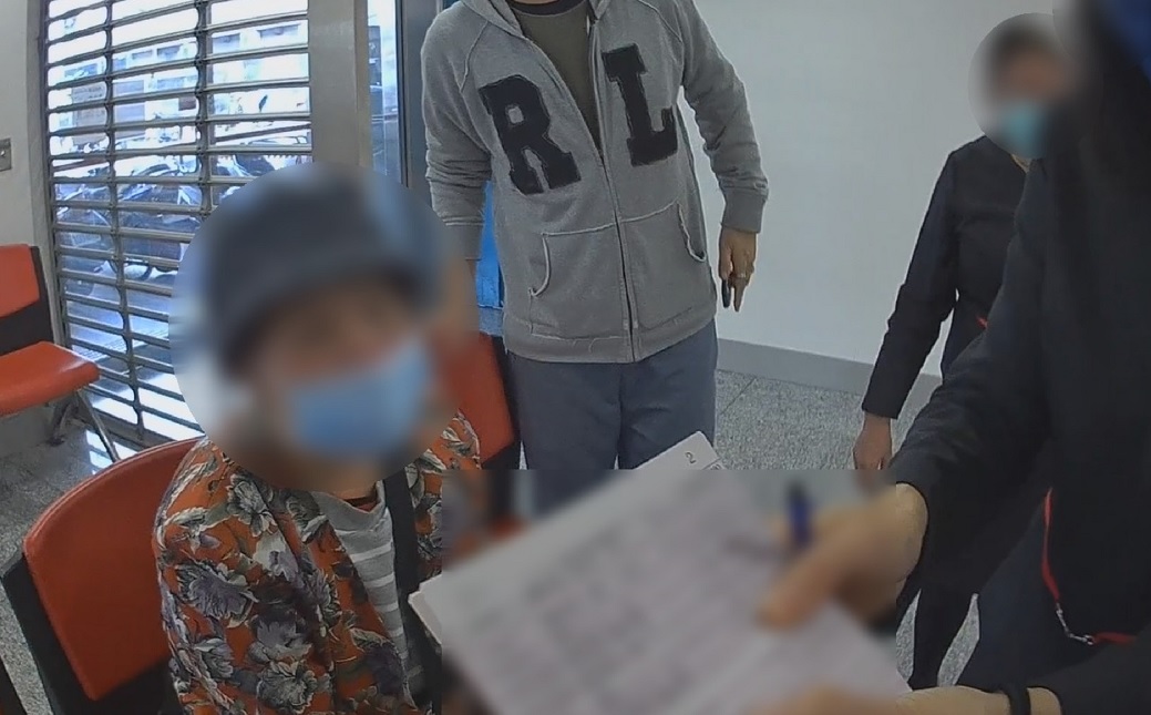▲79歲陳姓婦人遭到「假檢警」詐騙,真警察出動解圍 (圖/台中市警察局 提供)