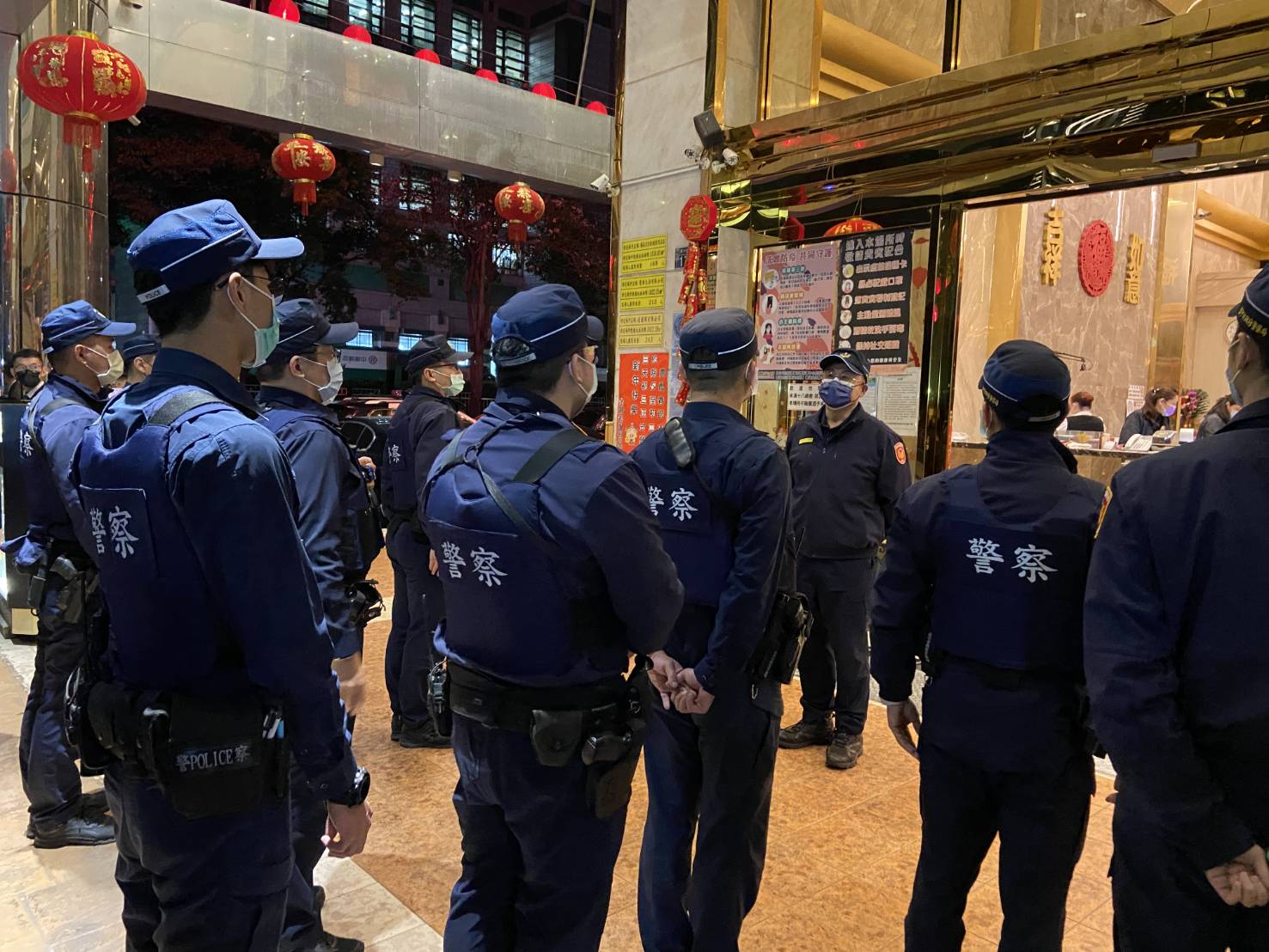 ▲中警四分局長李建興上任首日,率隊鎖定易滋事場所掃蕩臨檢 (圖/台中市警察局 提供)