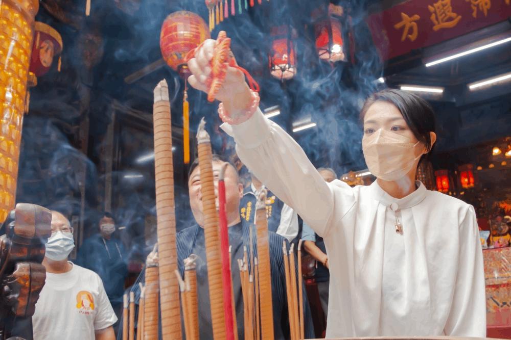 高虹安平安符過爐