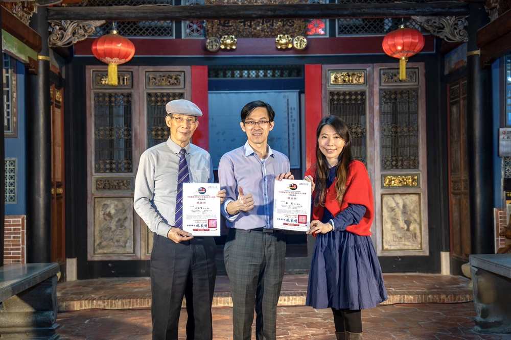宮保第國藝術中心歲末感恩聯歡晚會,總院長林品陞(中)、首席藝術顧問王海峰(左)、羅慧老師(右)。(圖/宮保第國藝術中心提供)