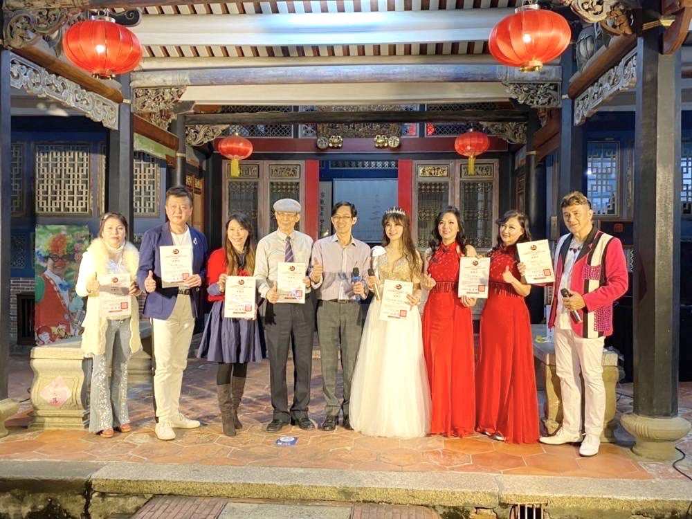 宮保第國藝術中心歲末感恩聯歡晚會大合影,總院長林品陞(右5)、首席藝術顧問王海峰(右6)、羅慧老師(左3)、女主持人寰宇天后安琪菈(右4)、男主持人蔣銀光(右1)、中部情歌王子陳志雄(右2)、黃玲(左1)。(圖/宮保第國藝術中心提供)