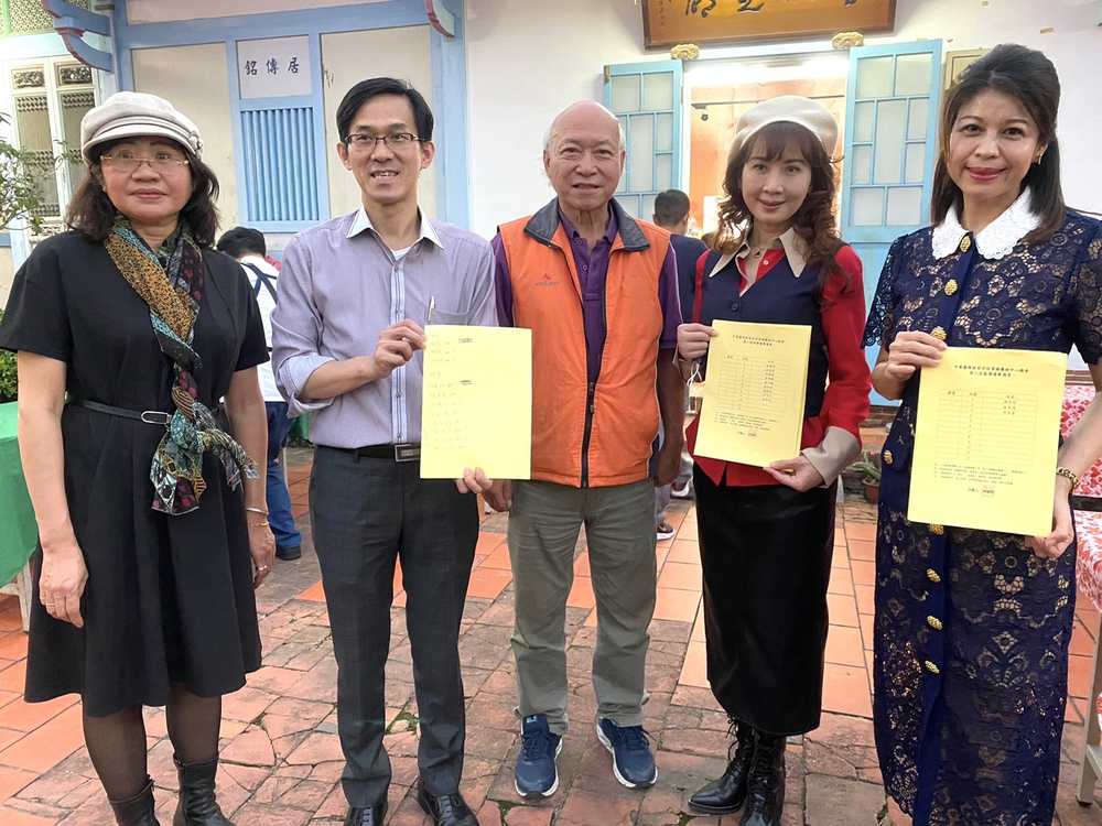 宮保第國藝術中心歲末感恩聯歡晚會活動重要貴賓合影,理事長林義明(左3)、總院長林品陞(左2)、副院長邱晴菲(左1)、部長李明儒(右2)、秘書長謝小萍(右1)。(圖/宮保第國藝術中心提供)