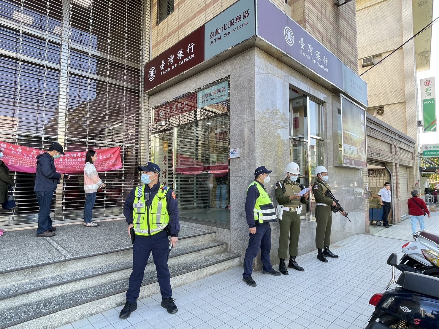 中市警四分局黎明派出所日前與憲兵指揮部臺中憲兵隊執行聯合勤務。(圖/記者謝榮浤翻攝)