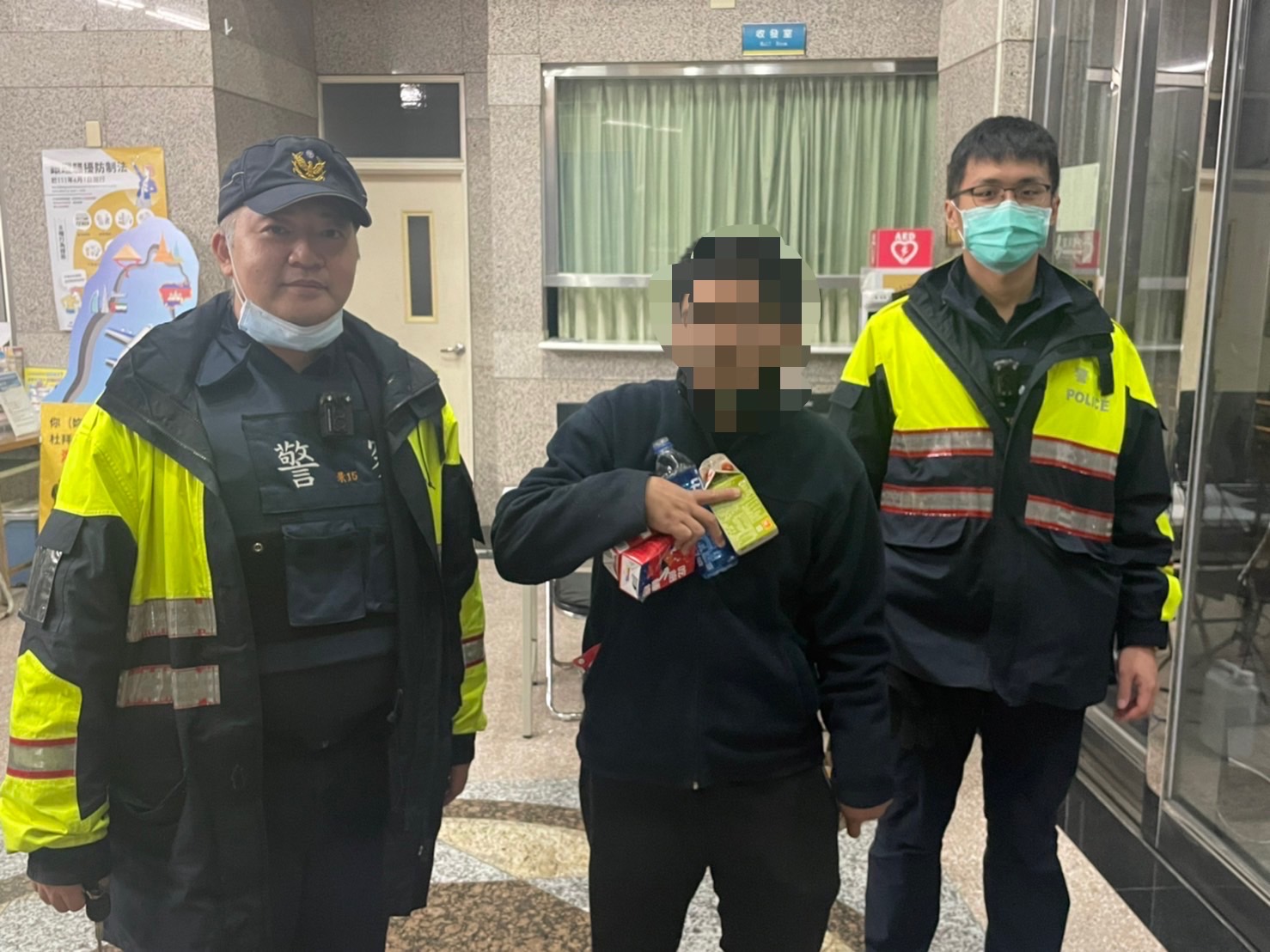 景美所警員林哲宇(左)、張哲睿(右)速助一身心障礙男離開水源快速道路,並載返家。(記者李慕妍翻攝)