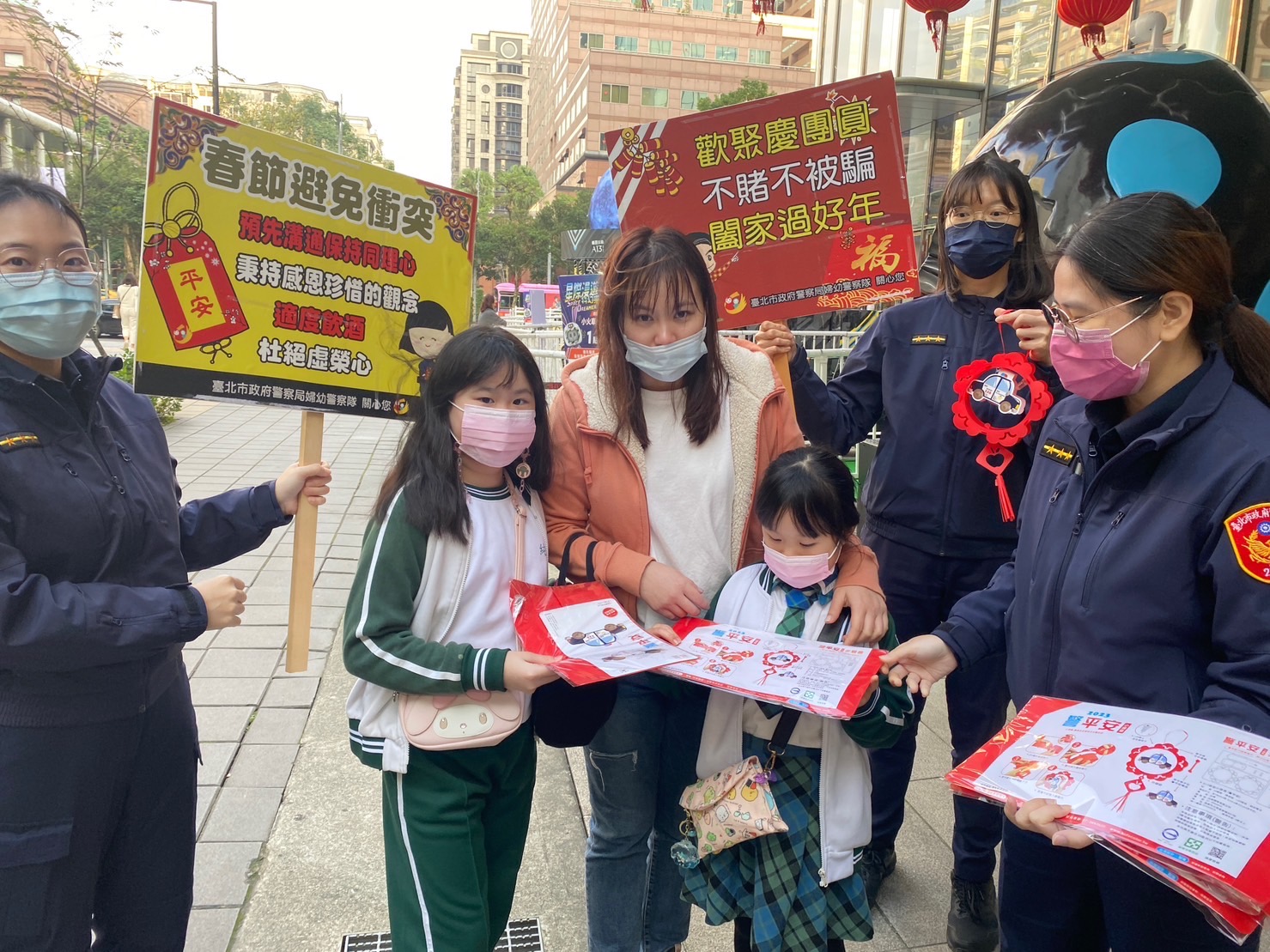 臺北巿婦幼警察隊至百貨內設置駐點攤位,提供婦孺保護相關諮詢服務。(記者徐煜勝翻攝)