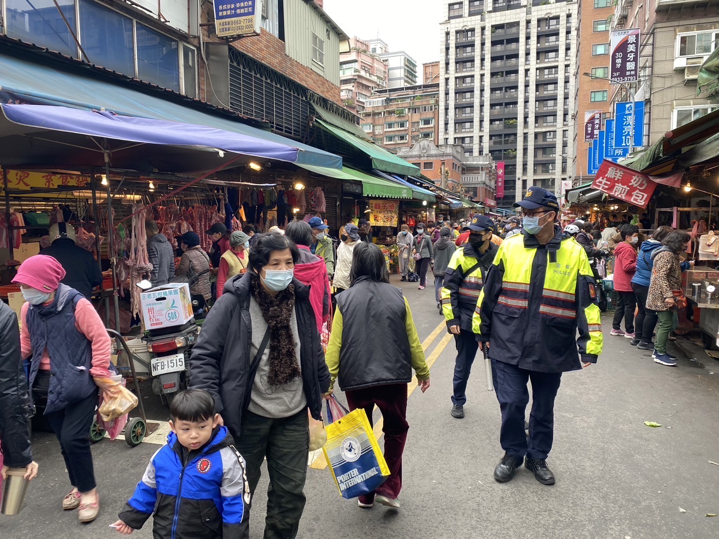 文山第二分局為確保老街行人安全,因應春節連假規劃交通疏導勤務。(記者楊國域翻攝)