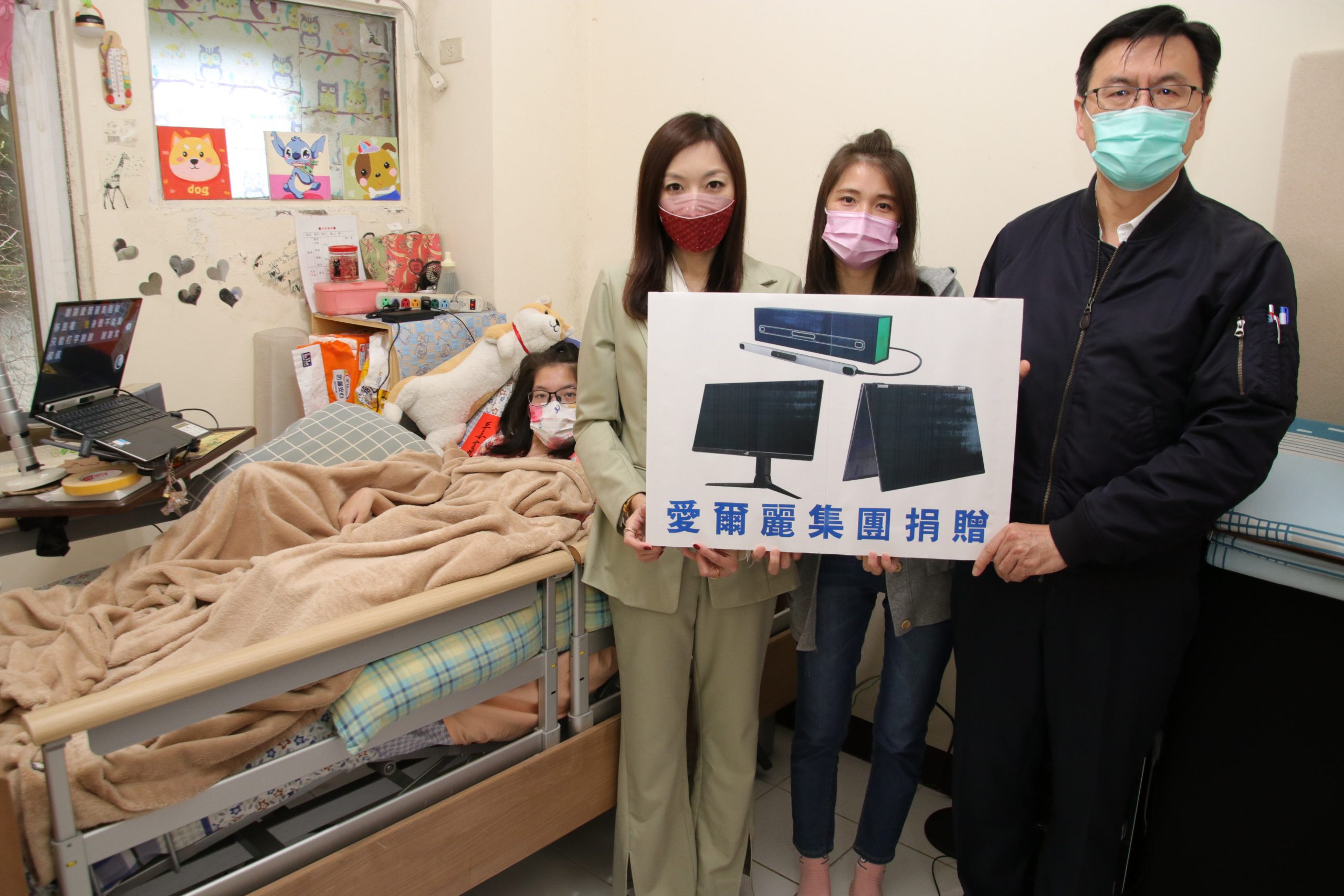 愛爾麗醫療集團執行長劉怡萱(中)及移民署北區事務大隊大隊長林澤謙(右) 年終送暖給新住民家庭。(記者楊國域翻攝)