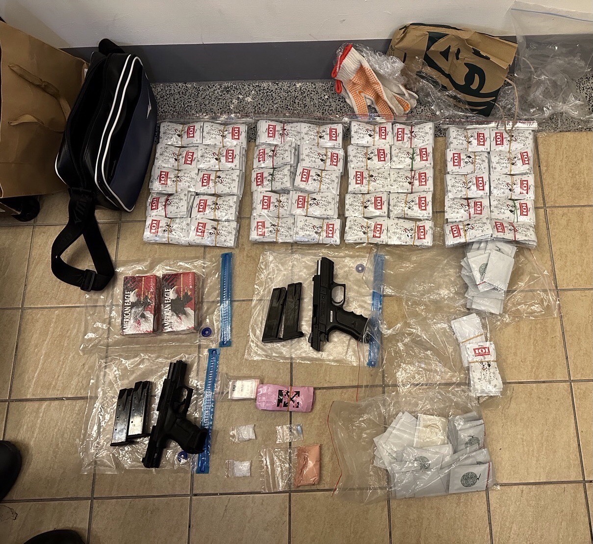 板橋警於臨檢時查獲大量咖啡包。(記者戴昱弘翻攝)