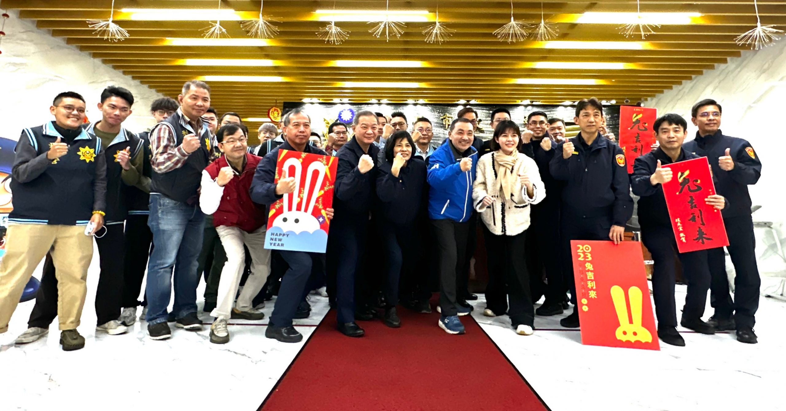侯市長與新任局長廖訓誠至新莊分局慰勞。（記者戴昱弘翻攝）