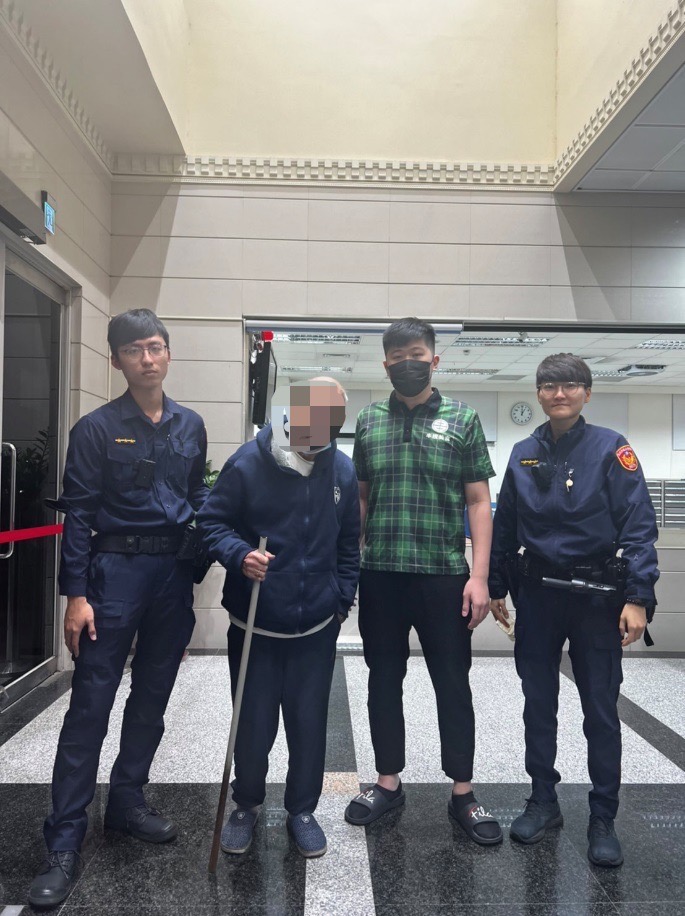 蘭雅派出所警員李閎緯、黃呈昊日前見一名老婦人神情茫然精神略顯疲憊,坐在店家前的椅子上,立即上前關心。(記者林艷林翻攝)