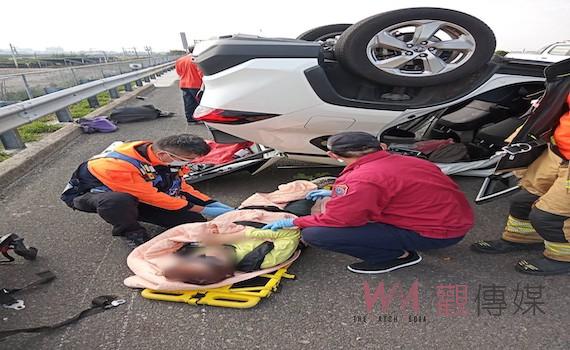 駕駛疑似精神不濟    休旅車自撞翻覆國道路肩